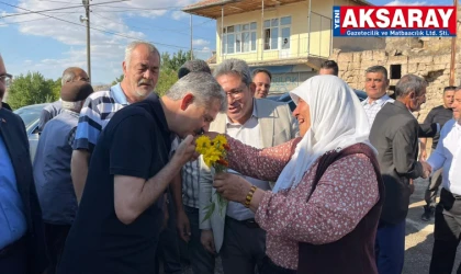 Vekile çiçek verdi karşılığında elini öptürdü