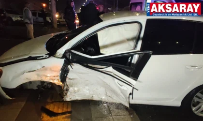 Kavşakta İki Otomobil Çarpıştı