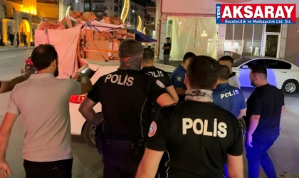 Biri oynayarak, diğeri zorla gözaltına alındı