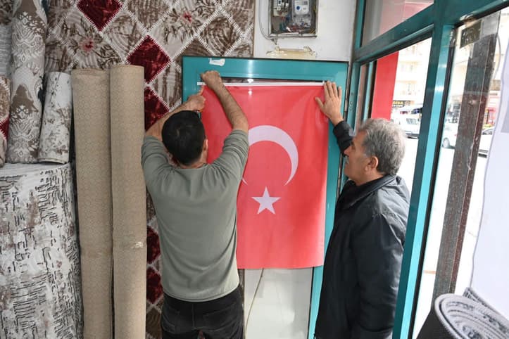 Bölcek caddesi’nde esnafa bayrak dağıtıldı