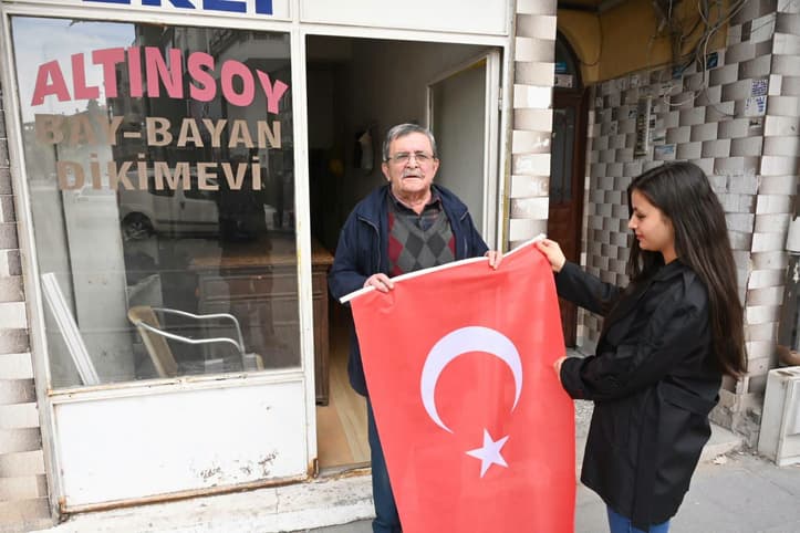Bölcek caddesi’nde esnafa bayrak dağıtıldı
