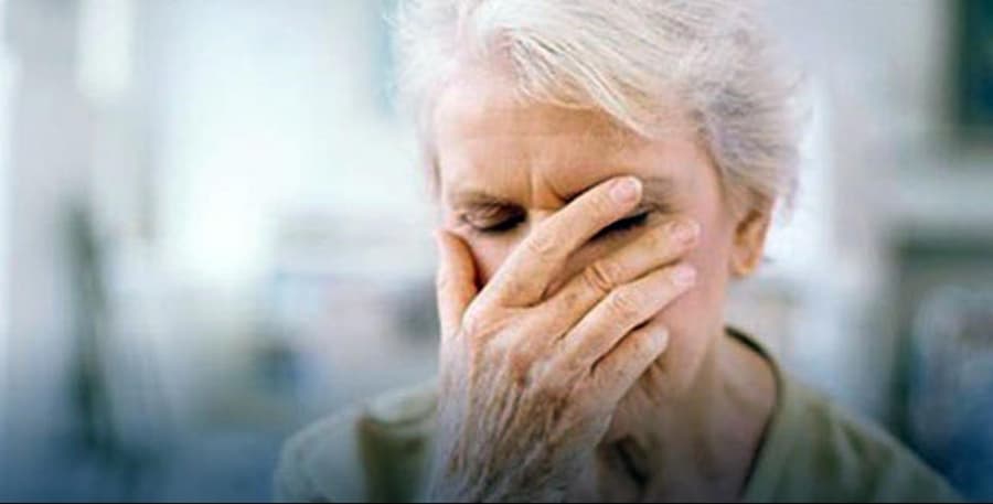 HASTA YAKINLARI NELERE DİKKAT ETMELİ?  Alzheımer hastalığında bakım süreci