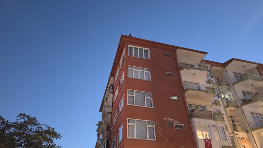 KOMİSER YARDIMCISININ İKNA ÇABASI  Çatıya çıkan şahıs ekipleri alarma geçirdi