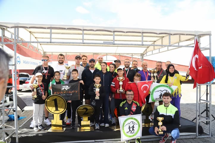Üniversite de Cumhuriyet koşusu