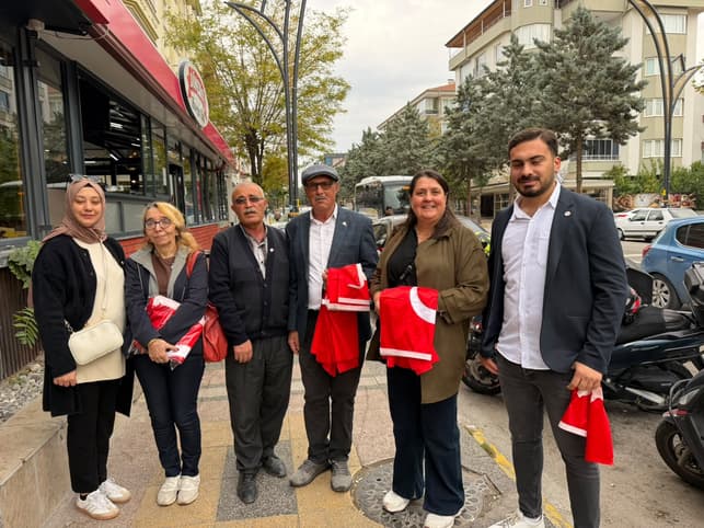 Yeni Parti bayrak dağıttı