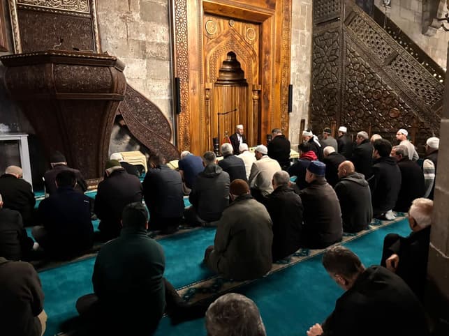 Ailece camideyiz sabah namazı buluşmaları