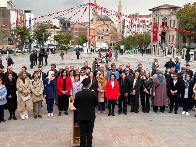 Atatürkçü Düşünce Derneği Anıta çelenk sundu