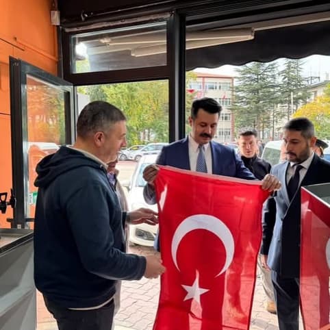 Protokolden esnafa bayrak hediyesi