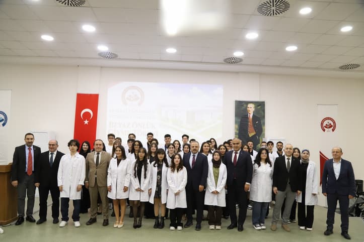 Veteriner adayları beyaz önlük giydi