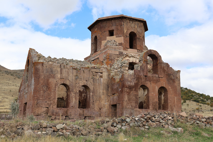 Adını taşlarının renginden alan bin 500 yıldık kilise