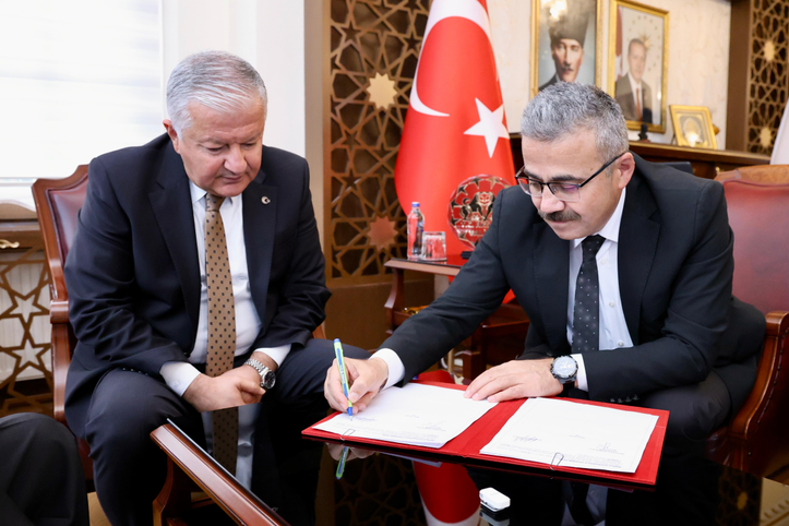 EŞMEKAYA’DA EĞİTİME DESTEK Çok amaçlı salon protokolü imzalandı