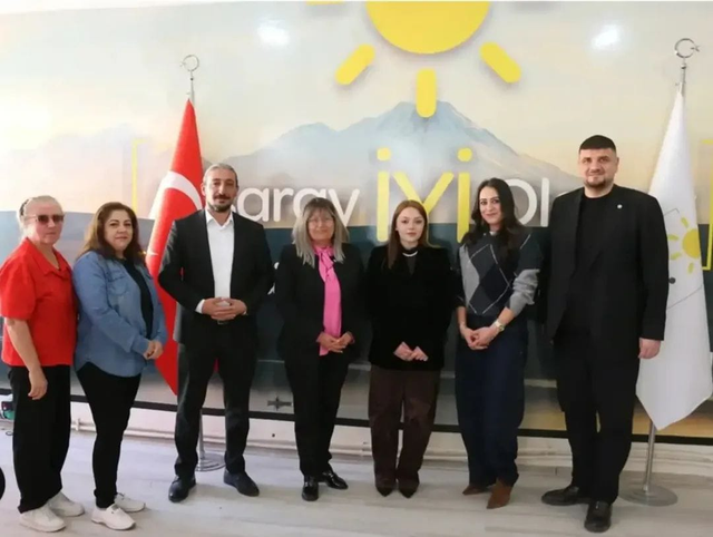 İyi Parti yeni katılımlara rozet taktı