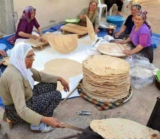 Kışlık ekmek hazırlığında geleneksel imece mesaisi
