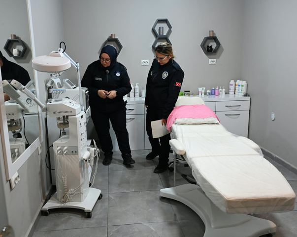 KUAFÖR VE GÜZELLİK SALONLARINA DENETİM Kişisel bakım ürünleri incelendi