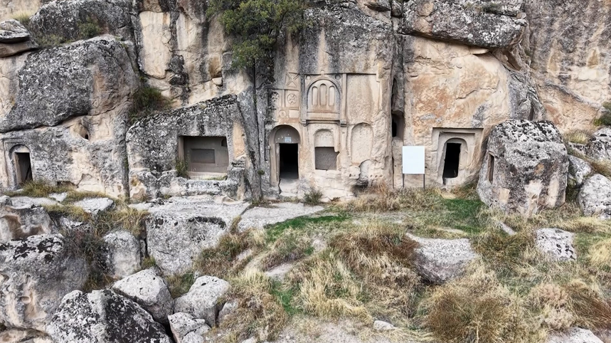 Manastır Vadisi kayadan oyma evleri ile ilgi çekiyor