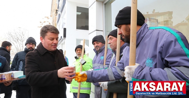 Çay ve tatlı ikramı ile işçilerin içi ısıtıldı