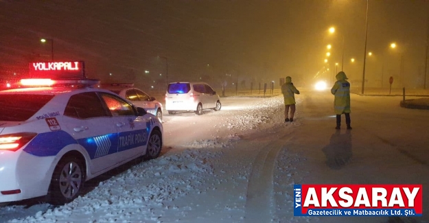 Kar ve tipi tüm yolları kapattı