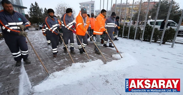 Kar temizleme ekibi iş başında