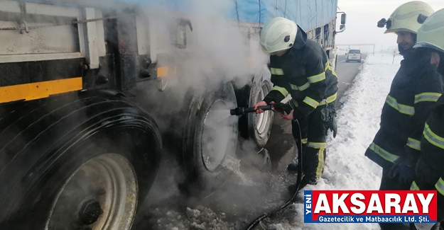 Lastiği patlayan tırda yangın paniği