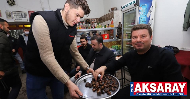 MAHALLE SAKİNLERİ İLE KIRAATHANEDE BİR ARAYA GELDİ Soba sıcaklığında kestaneli sohbet