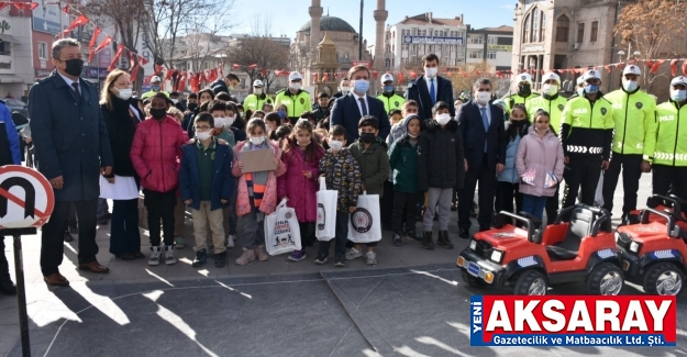 Öğrencilere önce eğitim sonra hediye verildi