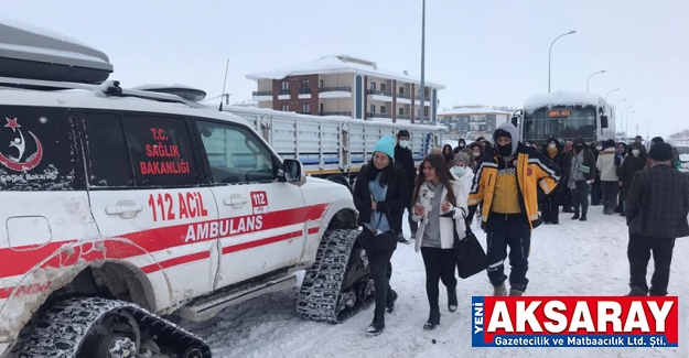 Üniversite öğrencileri final sınavlarına paletli ambulansla yetiştirildi