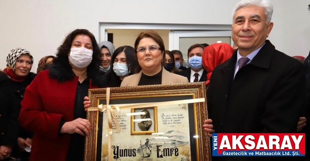 Aile Bakanı Yanık’a tablo hediye ettiler