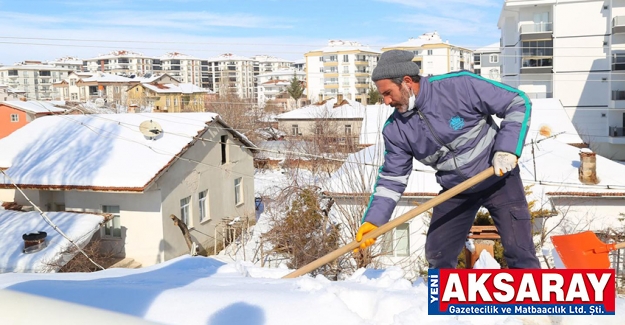 Belediyeden çatısının karlarını temizlemeyi talep etti