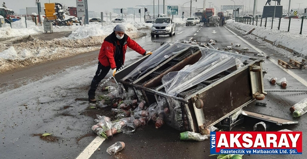 Tır’dan dökülen malzemeler yola saçıldı