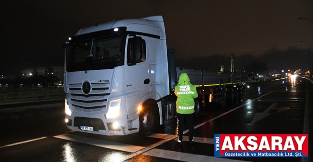 Yollar trafiğe kapatıldı