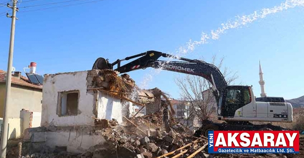 Mahalle sakinleri talep ediyor, harabe binalar yıkılıyor