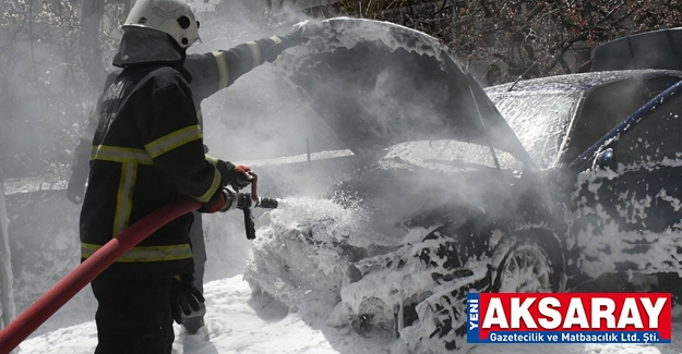 Araç servisten çıtı alev aldı