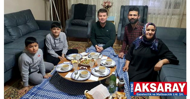 Evde iftar sofrasına konuk oldu