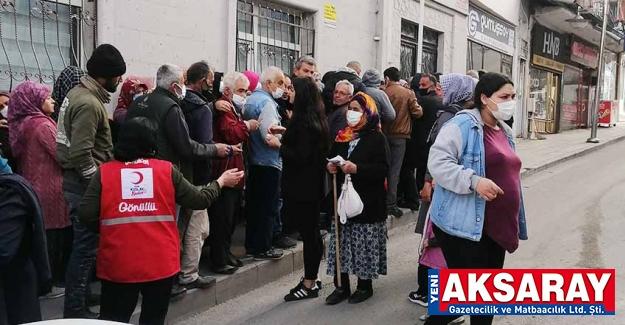 Kızılay’ın yardımında uzun kuyruklar oluştu