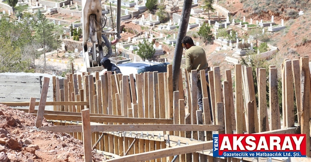 Mezarlıklara istinat duvarı yapılıyor