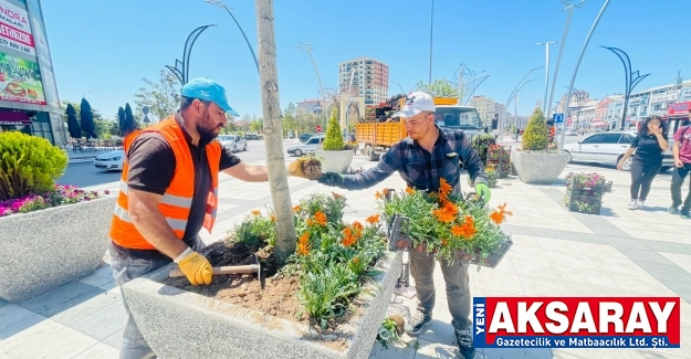 Şehir çiçeklerle süsleniyor