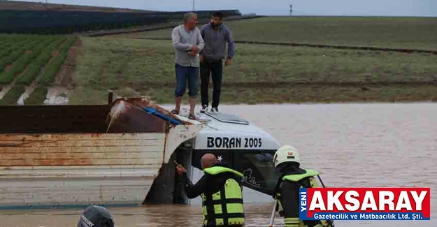 Kamyon sel sularına gömüldü, üzerinde mahsur kaldılar