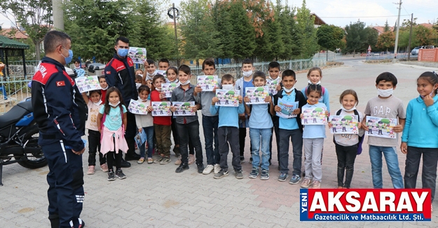 Köyleri gezip çocuklara hediye veriyorlar