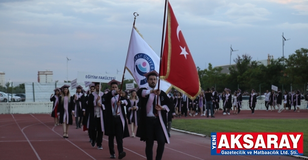 Üniversitede mezuniyet coşkusu yaşanıyor