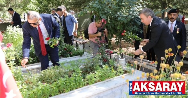 Şehit mezarlarına karanfil bırakıldı