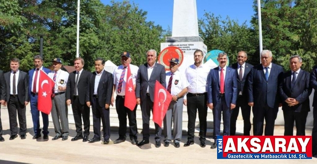 Şehitlerin huzurunda saygı duruşu