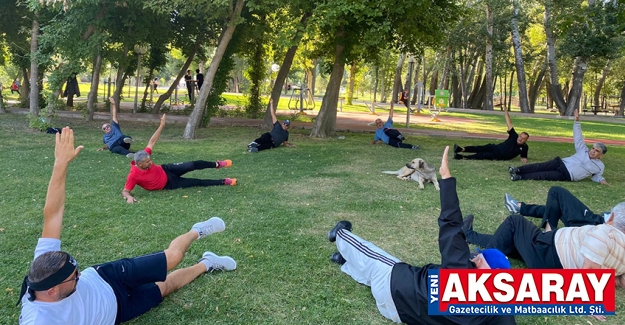 Eğitmen önderliğinde spor yapıyorlar