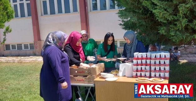 Sınava girenlere pide-ayran ikram ettiler