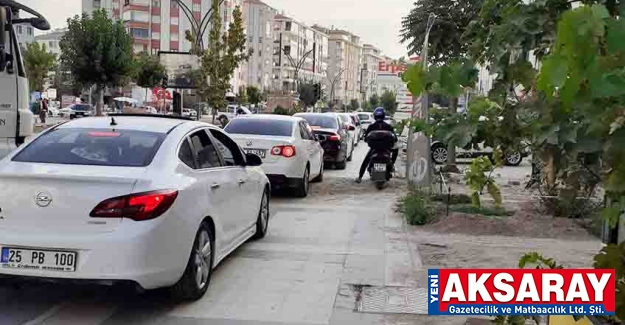 Yol da çalışma olunca araçlar kaldırımı kullanıyor