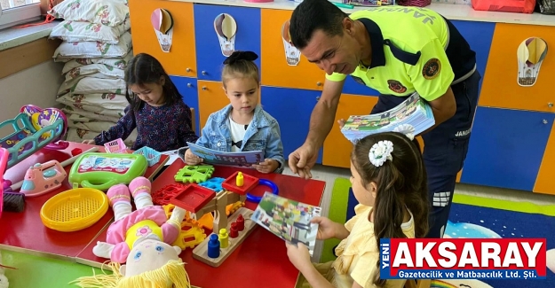 Öğrencilere jandarma hediyeler verdi