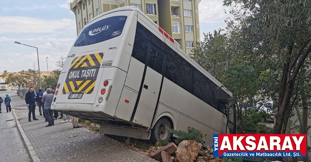 Servis minibüsü bahçeye uçtu: 1 ölü