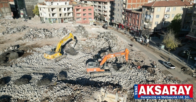 ZORLU KISIM GERİDE KALDI Molozlar temizleniyor, temel atmaya hazırlık yapılıyor