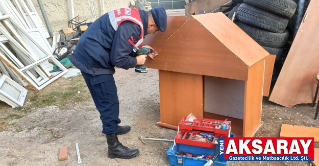 Atıklardan hayvanlara barınak yaptılar