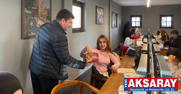 Kitap konaklarında çalışan öğrencilere ikramda bulundu