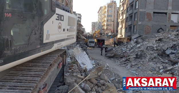 Özel İdaresi ekipleri enkaz kaldırma ve hasarlı binaları yıkıyor